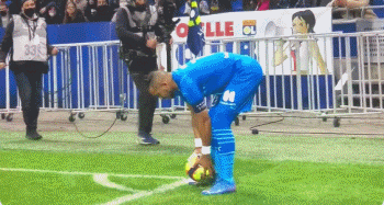 NBA：勇士主场险胜小牛