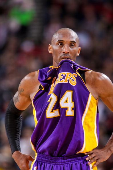 套娃，久保建英坐在涩谷的大久保建英像下握着一个小久保建英（久保建英坐在涩谷自己的巨型雕像下，手握迷你版的自己）