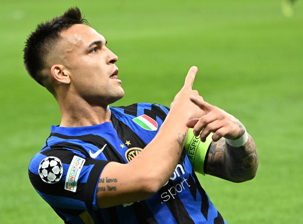 斯卡洛尼戴白手套递交世界杯，因凡蒂诺为仪式错误公开道歉（斯卡洛尼戴白手套交接大力神杯，因凡蒂诺就仪式失误公开致歉）