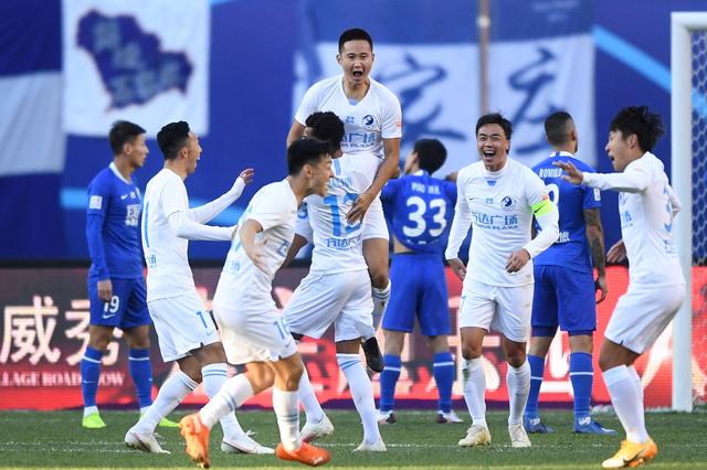 足球国足归化球员表现稳健，获媒体点赞（国足归化球员稳健发挥，获媒体好评）