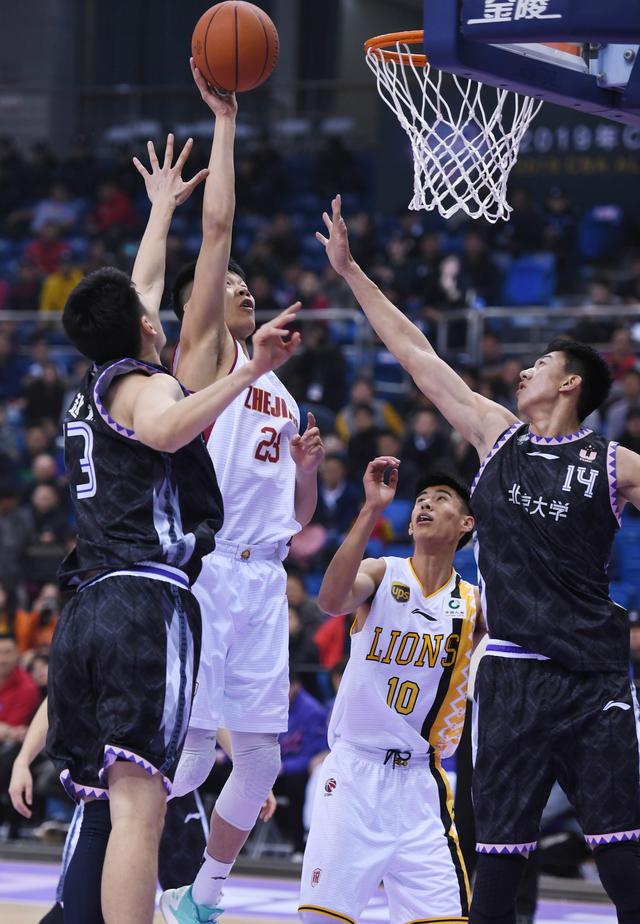 前锋远射破门，全场欢呼（前锋远射得手，现场沸腾）